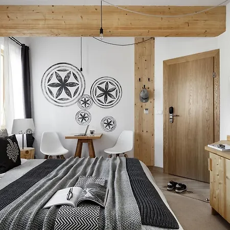 11 Folk & Design